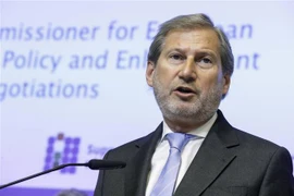 Ủy viên châu Âu phụ trách vấn đề mở rộng EU Johannes Hahn phát biểu trong một hội nghị ở Brussels, Bỉ ngày 24/4. (Ảnh: AFP/TTXVN)