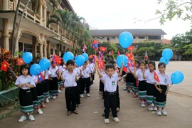 Học sinh lớp 1 của Trường Song ngữ Lào-Việt Nguyễn Du trong ngày khai giảng. (Ảnh: Phạm Kiên/TTXVN)