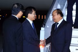 Đại sứ Việt Nam tại Hoa Kỳ Hà Kim Ngọc đón Thủ tướng Nguyễn Xuân Phúc tại sân bay quốc tế John F. Kennedy ở New York. (Ảnh: Thống Nhất/TTXVN)