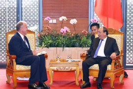 Thủ tướng Nguyễn Xuân Phúc tiếp Chủ tịch kiêm Tổng Giám đốc Tập đoàn GE Global, ông Alex Dimitrief. (Ảnh: Thống Nhất/TTXVN)
