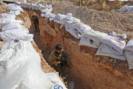 Phiến quân phòng thủ trước các cuộc tấn công của lực lượng Chính phủ tại tỉnh Idlib, Syria ngày 31/8. (Ảnh: AFP/ TTXVN)