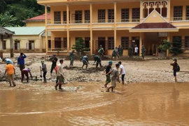 Hàng trăm giáo viên, phụ huynh, bộ đội được huy động để dọn dẹp tại Trường Tiểu học và Trung học cơ sở Tà Hộc, huyện Mai Sơn, Sơn La trước ngày khai giảng. (Ảnh: Hữu Quyết/TTXVN) 