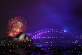 Tiết mục pháo hoa đầu tiên ở khu vực Cầu cảng Sydney được bắn lúc 21 giờ (giờ địa phương) ngày 31/12. (Nguồn: AFP/TTXVN)