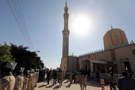 Binh sỹ và cảnh sát Ai Cập tăng cường an ninh bên ngoài đền thờ Hồi giáo Al-Rawda ở Bir al-Abed sau vụ tấn công khủng bố, ngày 1/12. (Nguồn: THX/TTXVN)