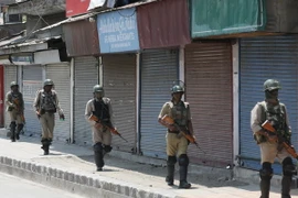 Binh sỹ Ấn Độ tuần tra tại Srinagar, thủ phủ Mùa Hè của bang Kashmir do Ấn Độ kiểm soát. (Nguồn: EPA/TTXVN)