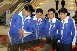 Các đại biểu tham quan triển lãm. (Ảnh: TTXVN)