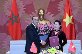 Chủ tịch Quốc hội Nguyễn Thị Kim Ngân và Chủ tịch Hạ viện Vương quốc Maroc Habib El Malki ký Biên bản hợp tác giữa Quốc hội hai nước. (Ảnh: Trọng Đức/TTXVN)