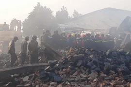 Khẩn trương tìm các nạn nhân trong vụ hỏa hoạn. (Ảnh: Duy Hưng/TTXVN)