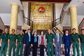 Đồng chí Trương Thị Mai cùng đoàn công tác đến thăm, chúc mừng và chụp ảnh lưu niệm cùng cán bộ chiến sĩ Bộ Tư lệnh Quân khu 7. (Ảnh: Thế Anh/TTXVN)