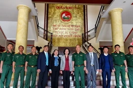 Đồng chí Trương Thị Mai cùng đoàn công tác đến thăm, chúc mừng và chụp ảnh lưu niệm cùng cán bộ chiến sĩ Bộ Tư lệnh Quân khu 7. (Ảnh: Thế Anh/TTXVN)