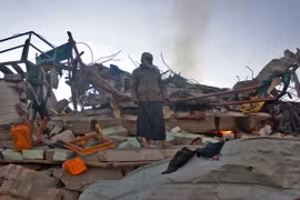 Hiện trường vụ không kích xuống quận Sahar, tỉnh miền bắc Saada của Yemen ngày 1/11. (Nguồn: AFP/ TTXVN)