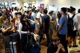 Hành khách tại sân bay quốc tế Gusti Ngurah Rai trên đảo Bali ngày 27/11. (Nguồn: AFP/TTXVN)