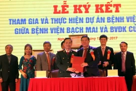 Ký kết thỏa thuận hợp tác và thực hiện Dự án Bệnh viện vệ tinh giữa Bệnh viện Bạch Mai và Bệnh viện Đa khoa Cửa Đông. (Ảnh: Tá Chuyên/TTXVN)