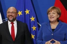 Thủ tướng Đức Angela Merkel (phải) và Lãnh đạo đảng SPD Martin Schulz trong cuộc gặp tại Hạ viện Đức. (Nguồn: EPA/TTXVN)