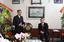 Đức cha Giuse Nguyễn Năng, Phó Chủ tịch Hội đồng Giám mục Việt Nam, Giám mục Giáo phận Phát Diệm nói chuyện thân mật với đoàn công tác. (Ảnh: Ninh Đức Phương/TTXVN)