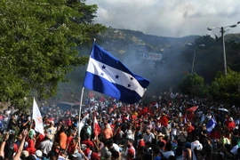 Người dân biểu tình phản đối kết quả cuộc bầu cử Tổng thống ở Tegucigalpa, Honduras ngày 3/12. (Nguồn: AFP/TTXVN)