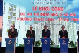 Phó Thủ tướng Vương Đình Huệ và các đại biểu ấn nút phát lệnh khởi công dự án. (Ảnh: Phan Quân/TTXVN)