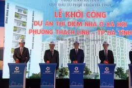 Phó Thủ tướng Vương Đình Huệ và các đại biểu ấn nút phát lệnh khởi công dự án. (Ảnh: Phan Quân/TTXVN)
