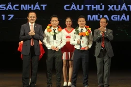 Trao giải thưởng Cầu thủ xuất sắc và Cầu thủ trẻ xuất sắc nhất cho Đinh Thanh Trung (CLB Quảng Nam) và Nguyễn Quang Hải (CLB Hà Nội). (Ảnh: Quốc Khánh/TTXVN)