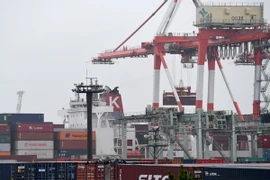 Xếp dỡ hàng hóa tại cảng Tokyo, Nhật Bản ngày 8/9. (Nguồn: AFP/TTXVN)