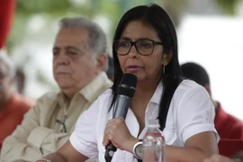 Chủ tịch Quốc hội lập hiến Venezuela (ANC) Delcy Rodriguez (phải) phát biểu tại Caracas ngày 27/8. (Nguồn: EPA/TTXVN)