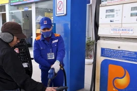 Petrolimex triển khai đồng loạt bán xăng E5 RON92 từ hôm nay 15/12. (Ảnh: Huy Hùng/TTXVN)