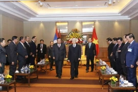 Tổng Bí thư Nguyễn Phú Trọng tiễn Tổng Bí thư, Chủ tịch nước Lào Bounnhang Vorachith rời Thủ đô Hà Nội đi thăm tỉnh Nghệ An. (Ảnh: Phương Hoa/TTXVN)