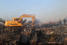 Lực lượng Phòng cháy chữa cháy khẩn trương tìm các nạn nhân trong vụ hỏa hoạn. (Ảnh: Duy Hưng/TTXVN)