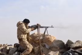 Các lực lượng Syria tại làng Sawwan, phía nam Khanasser ngày 19/11, khi đang tiến về khu vực do phiến quân kiểm soát tại Idlib. (Nguồn: AFP/TTXVN)