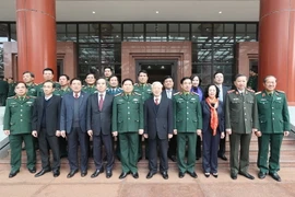 Tổng Bí thư Nguyễn Phú Trọng, Bí thư Quân ủy Trung ương và các đại biểu dự Hội nghị chụp ảnh chung. (Ảnh: Trí Dũng/TTXVN)
