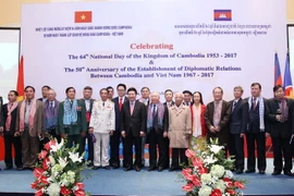 Phó Thủ tướng, Bộ trưởng Ngoại giao Phạm Bình Minh chụp ảnh chung với các đại biểu tham dự tiệc chiêu đãi. (Ảnh: TTXVN)