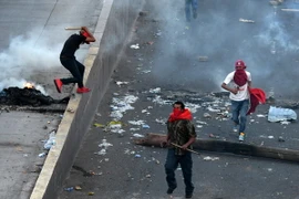 Người biểu tình ủng hộ ứng viên đối lập gây bạo động trên đường phố ở Tegucigalpa, ngày 1/12. (Nguồn: AFP/ TTXVN)