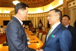 Phó Chủ tịch UBND TP Hồ Chí Minh Trần Vĩnh Tuyến tiếp ông Amit Midha, Chủ tịch Dell Technologies khu vực châu Á-Thái Bình Dương. (Ảnh: Thanh Vũ/TTXVN)