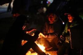 Người dân đốt lửa sưởi ấm trong buổi sáng giá rét. (Ảnh: Phan Tuấn Anh/TTXVN)