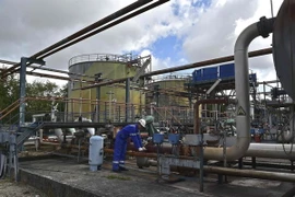 Công nhân làm việc tại cơ sở lọc dầu ở Saint-Mery, Pháp ngày 31/8. (Nguồn: AFP/TTXVN)