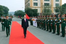Cán bộ, chiến sỹ lực lượng Quân khu 1 đón Chủ tịch nước Trần Đại Quang. (Ảnh: Nhan Sáng/TTXVN)