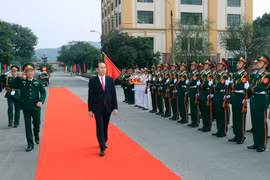 Cán bộ, chiến sỹ lực lượng Quân khu 1 đón Chủ tịch nước Trần Đại Quang. (Ảnh: Nhan Sáng/TTXVN)