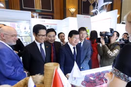 Phó Thủ tướng Chính phủ Trịnh Đình Dũng cùng các đại biểu tham quan triển lãm trong ngày khai mạc: (Ảnh: Quang Quyết/TTXVN)
