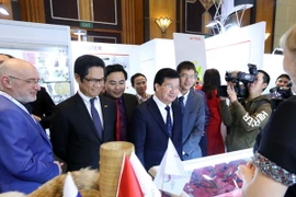 Phó Thủ tướng Chính phủ Trịnh Đình Dũng cùng các đại biểu tham quan triển lãm trong ngày khai mạc: (Ảnh: Quang Quyết/TTXVN)