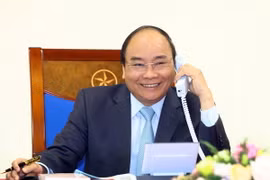 Thủ tướng Nguyễn Xuân Phúc điện đàm với Thủ tướng Nhật Bản Shinzo Abe. (Ảnh: Thống Nhất/TTXVN)