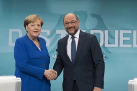 Thủ tướng Đức Angela Merkel (trái) và Chủ tịch đảng Dân chủ Xã hội (SPD) Martin Schulz trong một cuộc tranh luận trực tiếp trên truyền hình tại Berlin ngày 3/9. (Nguồn: EPA/TTXVN)