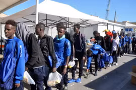 Người di cư tại căn cứ hải quân ở Tripoli, Libya ngày 13/10 sau khi được cứu trên biển. (Nguồn: AFP/TTXVN)