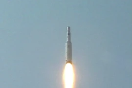 Tên lửa đẩy Unha-2 mang theo vệ tinh Kwangmyongsong-2 được phóng từ Hwadae-gun, tỉnh Bắc Hamgyong, Triều Tiên ngày 5/4/2009. (Nguồn: AFP/TTXVN)