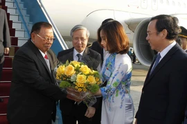 Ủy viên Bộ Chính trị, Thành viên Thường trực Ban Bí thư, Chủ nhiệm Uỷ ban Kiểm tra Trung ương Trần Quốc Vượng đón Tổng Bí thư, Chủ tịch nước Lào Bounnhang Vorachith tại Sân bay Quốc tế Nội Bài. (Ảnh: Văn Điệp/TTXVN)