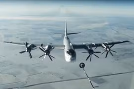 Máy bay trang bị tên lửa chiến lược TU-95 của Nga tấn công mục tiêu của khủng bố ở Syria ngày 17/11. (Nguồn: AP/TTXVN)