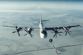 Máy bay trang bị tên lửa chiến lược TU-95 của Nga tấn công mục tiêu của khủng bố ở Syria ngày 17/11. (Nguồn: AP/TTXVN)