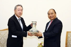 Thủ tướng Nguyễn Xuân Phúc tặng quà lưu niệm cho ông Chang Dae Whan, Chủ tịch Tập đoàn Truyền thông Maekyung (Hàn Quốc). (Ảnh: Thống Nhất/TTXVN)