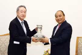 Thủ tướng Nguyễn Xuân Phúc tặng quà lưu niệm cho ông Chang Dae Whan, Chủ tịch Tập đoàn Truyền thông Maekyung (Hàn Quốc). (Ảnh: Thống Nhất/TTXVN)