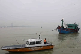 Tàu cá BĐ 98147 TS gặp nạn trên biển được kéo về cập bờ an toàn tại cầu cảng Vùng 3 Hải quân (Đà Nẵng). (Ảnh: Trần Lê Lâm/Vietnam+)