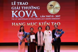 Trao giải thưởng KOVA hạng mục Kiến tạo cho PGS. TS. Lê Thị Tuyết Lan (thứ hai bên trái qua). (Ảnh: Huy Hùng/TTXVN.